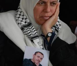 بالصور:: الاعتصام الاسبوعى لاهالى الاسرى بالصليب الاحمر بغزة