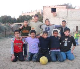 عدسة « فلسطين اليوم » تلتقط مشاهد للأطفال يمرحون بعيد الأضحى المبارك