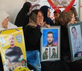 بالصور:: الإعتصام الاسبوعى لذوي الأسرى احتجاجا على الانتهاكات التى يتركبها الاحتلال ضدهم