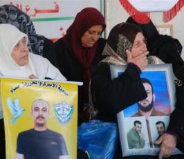 بالصور:: الإعتصام الاسبوعى لذوي الأسرى احتجاجا على الانتهاكات التى يتركبها الاحتلال ضدهم