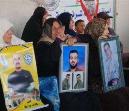 بالصور:: الإعتصام الاسبوعى لذوي الأسرى احتجاجا على الانتهاكات التى يتركبها الاحتلال ضدهم