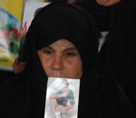 بالصور:: الإعتصام الاسبوعى لذوي الأسرى احتجاجا على الانتهاكات التى يتركبها الاحتلال ضدهم