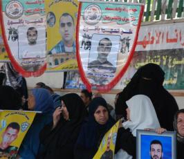 بالصور:: الإعتصام الاسبوعى لذوي الأسرى احتجاجا على الانتهاكات التى يتركبها الاحتلال ضدهم