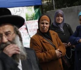 بالصور::قطعان المستوطنون يعيثون فساداُ بالقدس ويستولون بالقوة على بيت احد المواطنون