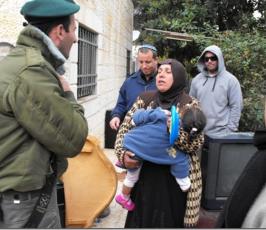بالصور::قطعان المستوطنون يعيثون فساداُ بالقدس ويستولون بالقوة على بيت احد المواطنون
