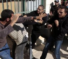 بالصور::قطعان المستوطنون يعيثون فساداُ بالقدس ويستولون بالقوة على بيت احد المواطنون