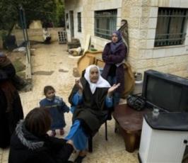 بالصور::قطعان المستوطنون يعيثون فساداُ بالقدس ويستولون بالقوة على بيت احد المواطنون