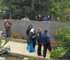 بالصور::قطعان المستوطنون يعيثون فساداُ بالقدس ويستولون بالقوة على بيت احد المواطنون