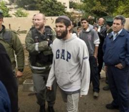 بالصور::قطعان المستوطنون يعيثون فساداُ بالقدس ويستولون بالقوة على بيت احد المواطنون