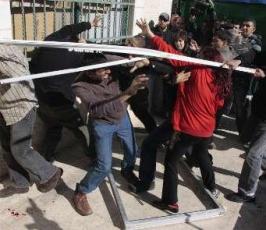 بالصور::قطعان المستوطنون يعيثون فساداُ بالقدس ويستولون بالقوة على بيت احد المواطنون