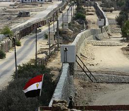 بالصور::لمنع التهريب عبر الانفاق مصر تبنى جداراٌ على طول الحدود مع غزة