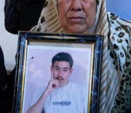 بالصور:: الاعتصام الاسبوعى لأهالى وذو الاسرى بمقر الصليب الاحمر بغزة