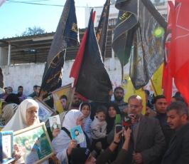 بالصور:: اعتصام القوى الوطنية مع أهالى الاسرى بذكرى الحرب امام مقر الصليب الاحمر بغزة