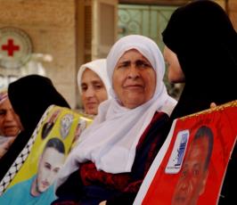 الاعتصام الاسبوعى لاهالى الاسرى بالصليب الاحمر بغزة