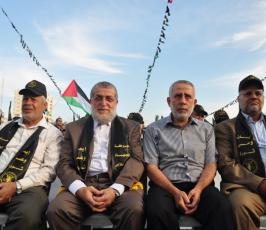 عشرات الالاف من شيوخ ونساء واطفال وقيادة الشعب الفلسطينى فى مهرجان الانطلاقة  الجهادية