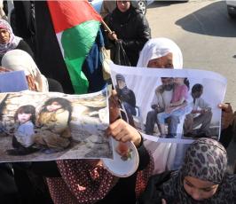بالصور : وقفة تضامنية مع المحاصرين في مخيم اليرموك أمام الأمم المتحدة بغزة