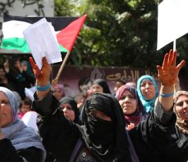 مسيرة نسائية أمام مقر الصليب  ‫(30335380)‬ ‫‬