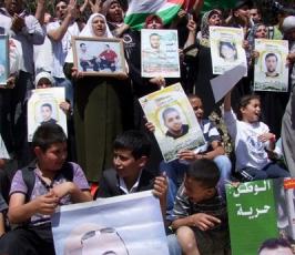 مسيرة حاشدة وسط القدس المحتلة تضامنا مع الأسرى في معركة الأمعاء الخاوية