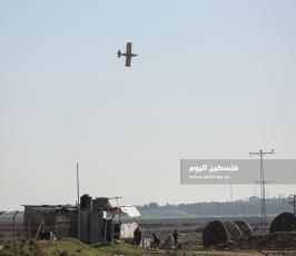 طائرات الاحتلال ترش المبيدات السامة على الأراضي الزراعية شرق قطاع غزة (8).JPG