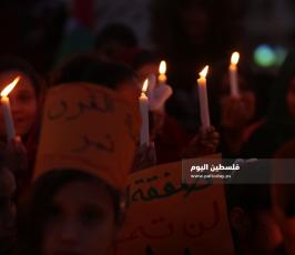 أطفال غزة يشعلون الشموع رفضا لصفقة القرن (5).JPG