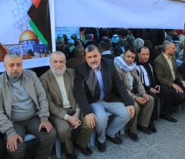 المئات من الفلسطينين يؤمون خيمة العزاء التي أقيمت في ساحة الجندي وسط غزة تضامنا مع الشعب المصري ‫(38339081)‬ ‫‬