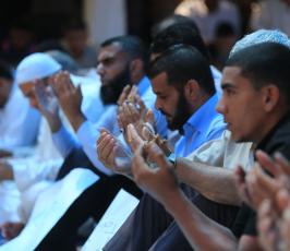  صلاة الجمعة أمام مقر الصليب الأحمر ‫(34669082)‬ ‫‬