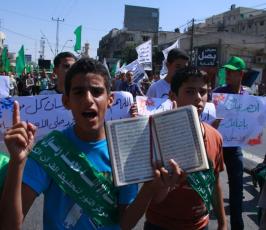 آلاف الفلسطينيين يخرجون نصرة للرسول محمد بغزة