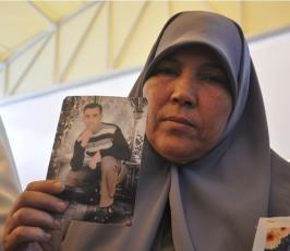 بالصور:عدسة "فلسطين اليوم" تنضم لاعتصام أهالي الأسرى أمام مقر الصليب
