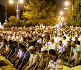 آلاف المقدسيين يحرصون على اداء التراويح في الاقصى