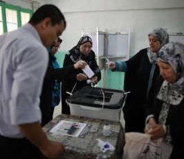 بالصور: توافد المصريون للادلاء بأصواتهم بجولة الاعادة بالانتخابات الرئاسية