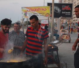 بائعين الذرة على شاطى بحر غزة ‫(39256583)‬ ‫‬