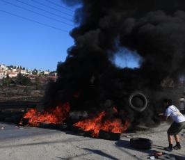 مواجهات بين شبان فلسطينيين وقوات الاحتلال قرب مخيم الجلزون شمال شرق رام الله