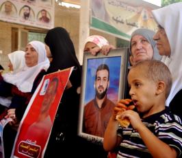 الاعتصام الاسبوعى لاهالى الاسرى بالصليب الاحمر بغزة