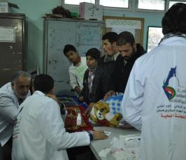ضمن حملة "مودة" منتدى الطبيب الفلسطيني يقدم خدمات طبية للمتضررين بمراكز الإيواء جراء المنخفض بغزة