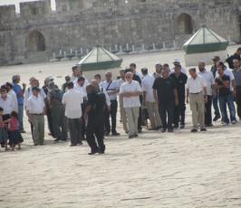 ابعاد المصلين المسلمين من المسجد الاقصى خلال اقتحامه وتدنيسه من قطعان المتطرفين اليهود