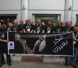 موظفوا جوال يتضامنون مع الأسرى المضربين بسجون الاحتلال