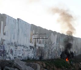 مواجهات عنيفة بين الشبان وجنود الاحتلال على حاجز قلنديا شمالي القدس المحتلة