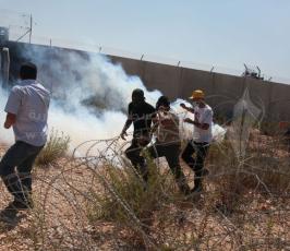 قوات الاحتلال تقمع مسيرة بلعين الأسبوعية المنددة ببناء الجدار الفاصل
