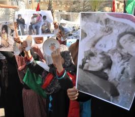 بالصور : وقفة تضامنية مع المحاصرين في مخيم اليرموك أمام الأمم المتحدة بغزة