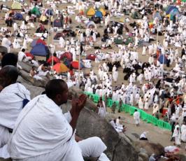 حجاج على جبل عرفات بعد ظهر اليوم لأداء ركن الحج الأعظم  ‫(29745547)‬ ‫‬