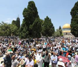 أكثر من ربع مليون فلسطيني يؤمون الاقصى في جمعة رمضان الثالثة