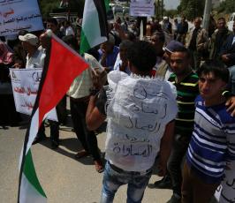 وقفة لعمال غزة أمام معبر بيت حانون فى عيدهم للمطالبة بفرص عمل ‫(187140761)‬ ‫‬