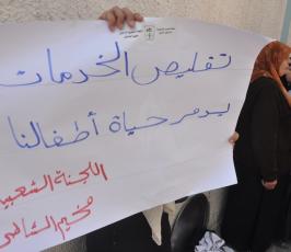 غزيون ينظمون وقفات احتجاجية أمام مراكز توزيع الأونروا رفضاً لتقليصها المساعدات
