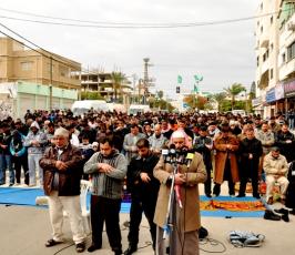 صلاة الجمعة تضامناً مع الاسير الشيخ خضر عدنان أمام مقر الصليب الاحمر بغزة