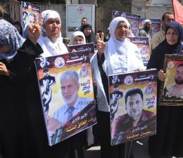 بالصور: وقفة تضامنية امام مقر الصليب الاحمر بغزة لنصرة الاسرى الاداريين