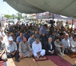 صلاة الجمعة أمام الصليب الأحمر