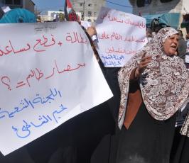 غزيون ينظمون وقفات احتجاجية أمام مراكز توزيع الأونروا رفضاً لتقليصها المساعدات