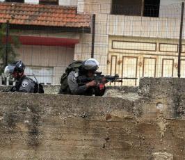 خاص فلسطين اليوم..الاحتلال يعتدي على مسيرة تضامنية مع الأسرى امام معتقل "عوفر"