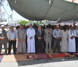 صلاة الجمعة أمام الصليب الأحمر