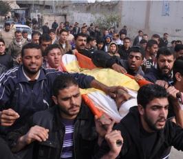 بالصور:جماهير غفيرة تشيع جثمان الشهيد إبراهيم منصور الذي قتلته قوات الاحتلال أمس الخميس
